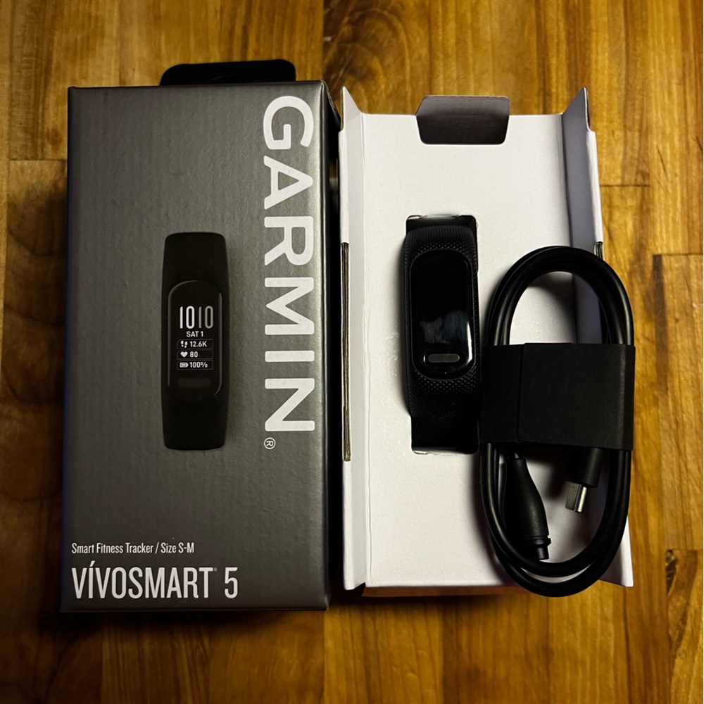 Garmin Vivosmart 5 in Black with Charger